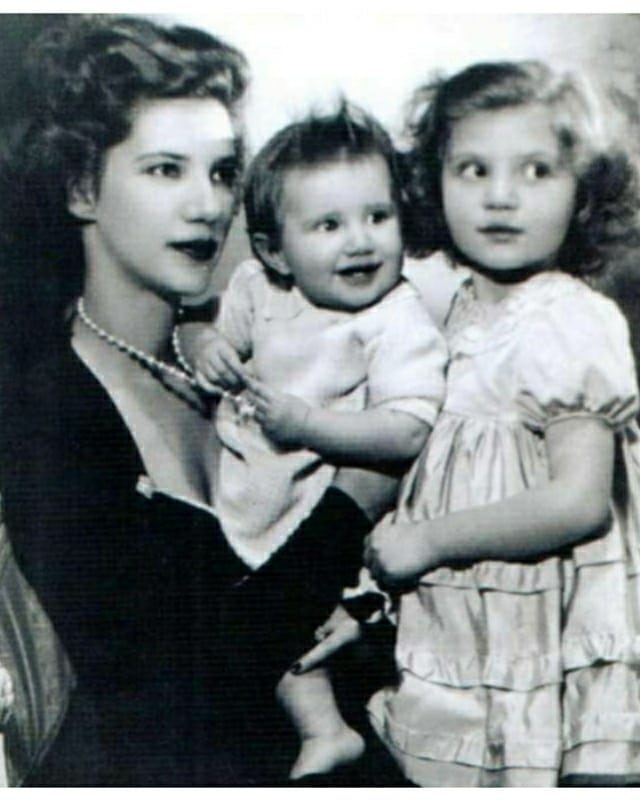 Екатерина Иоанновна с дочерьми Николеттой и Фьяметтой