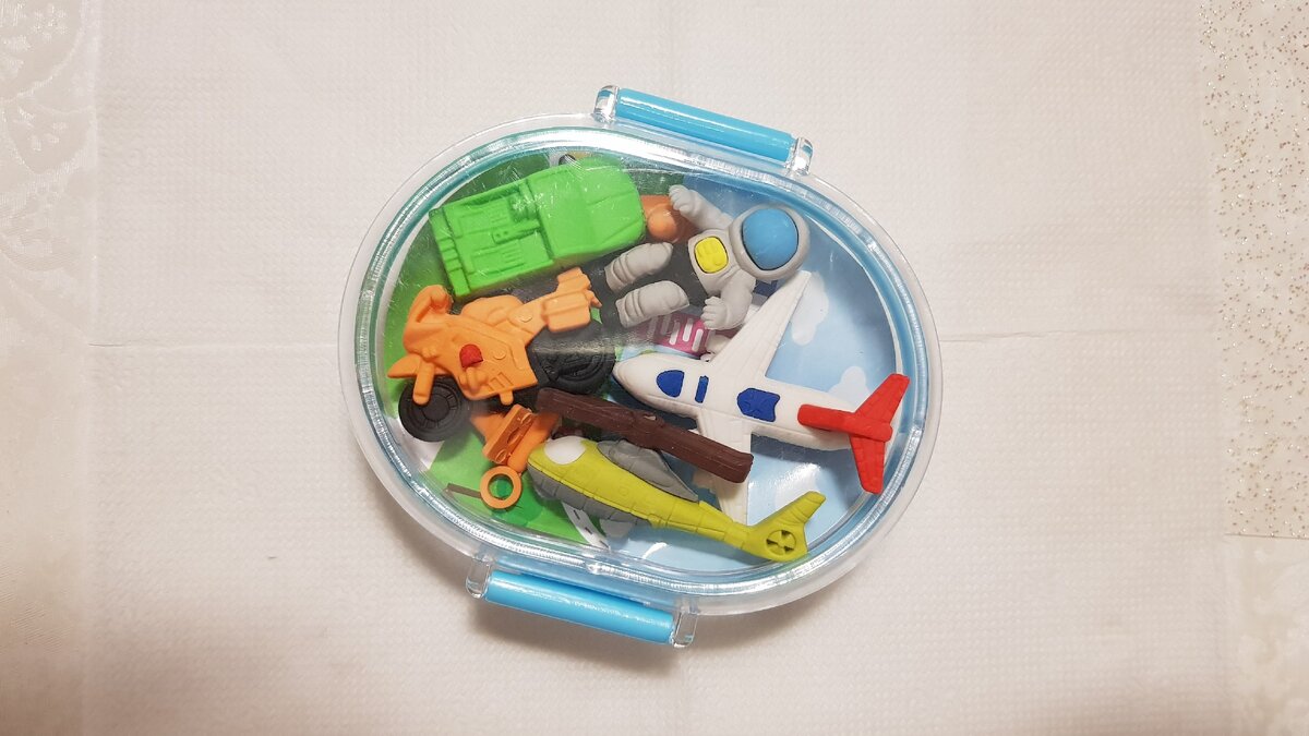 Таких наборов было несколько, разных видов. Что в этом - покажу подробно, мы купили ещё один в подарок и он уже подарен. Там были динозавры и подобные существа. Тоже интересно. Не знаю только разбираются ли они как эти