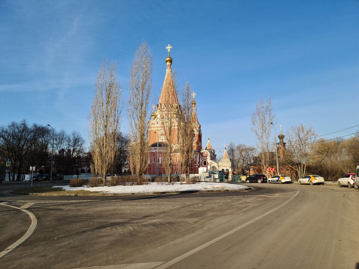 Красивая архитектура. За храмом изгиб реки с аккуратной дорожкой, кажется идеальным местом для бега.