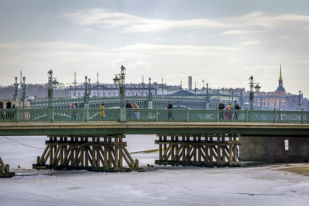 На переднем плане Иоановский мост, на заднем - Троицкий. Фото: В. Кононов. 2021.