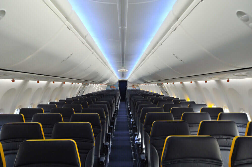 Борт это. Пассажирский салон Боинг 737. Sky Interior Boeing 737 800 Аэрофлот. 737 Boi Боинг салон. Boeing 737-36м интерьер.