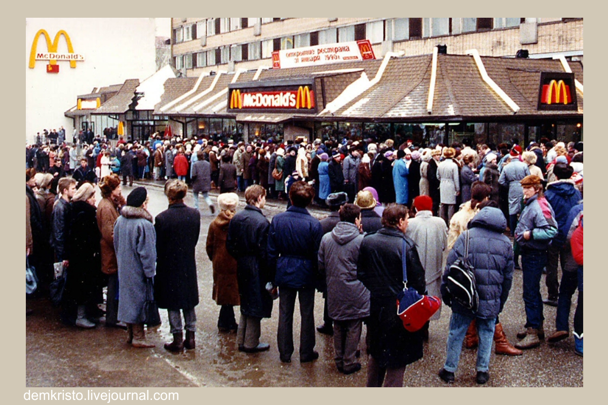 Первый мак в москве. Открытие первого Макдональдса в Москве в 1990 году. Очередь в макдональдс 1990 Москва. Макдональдс первый в Москве год 1990. Первый макдональдс в СССР очередь.