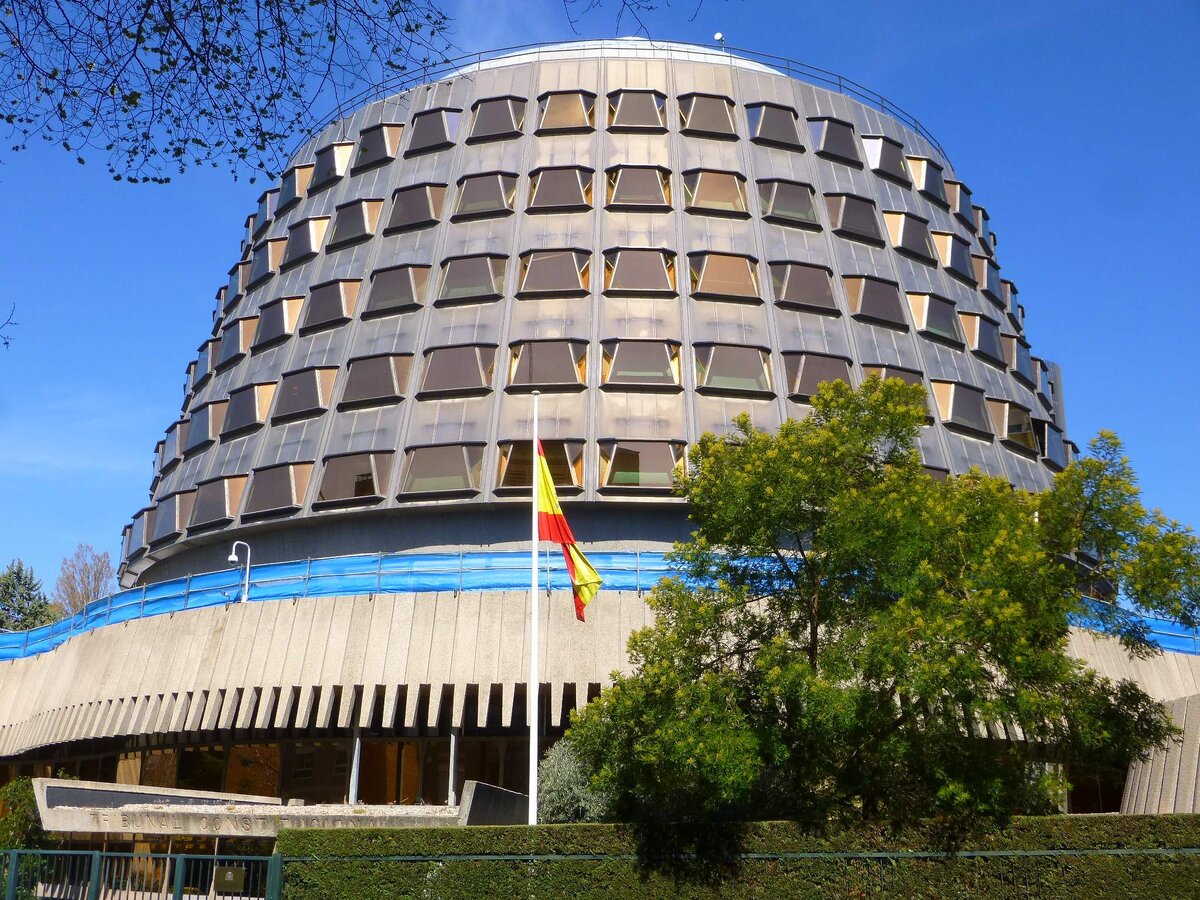 Здание Конституционного Суда Испании. Источник: https://upload.wikimedia.org/wikipedia/commons/4/48/Madrid_-_Tribunal_Constitucional_1.JPG
