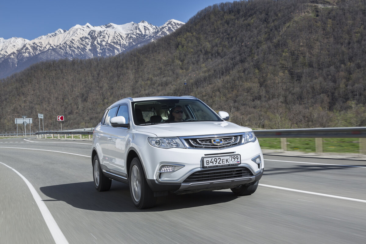 Фото в динамике Geely Atlas 