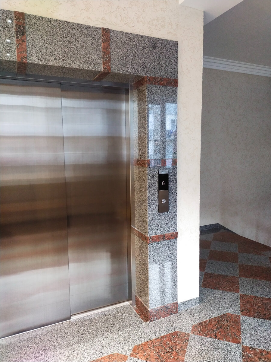 Лифтовой холл на нашем этаже.