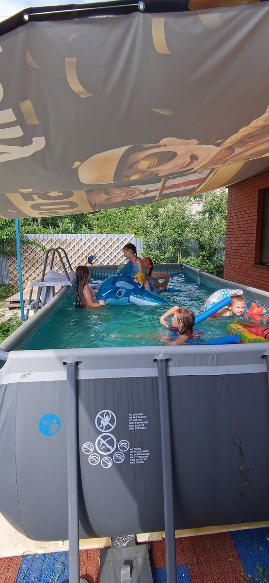 Тент поставили. Рисунок на банере конечно на любителя) Зато вода не цветет.