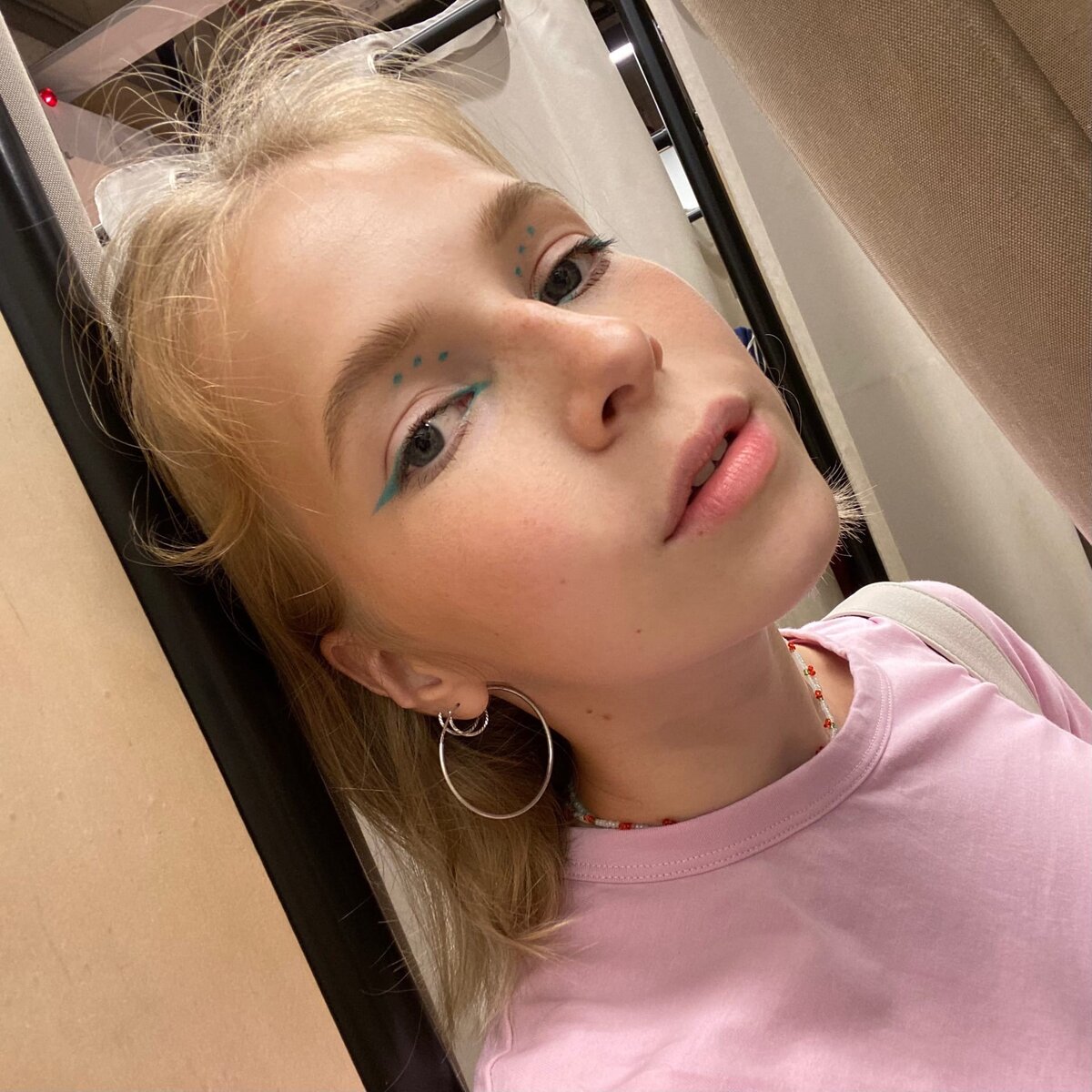 Акцент в макияже "цветная стрелка с точками"