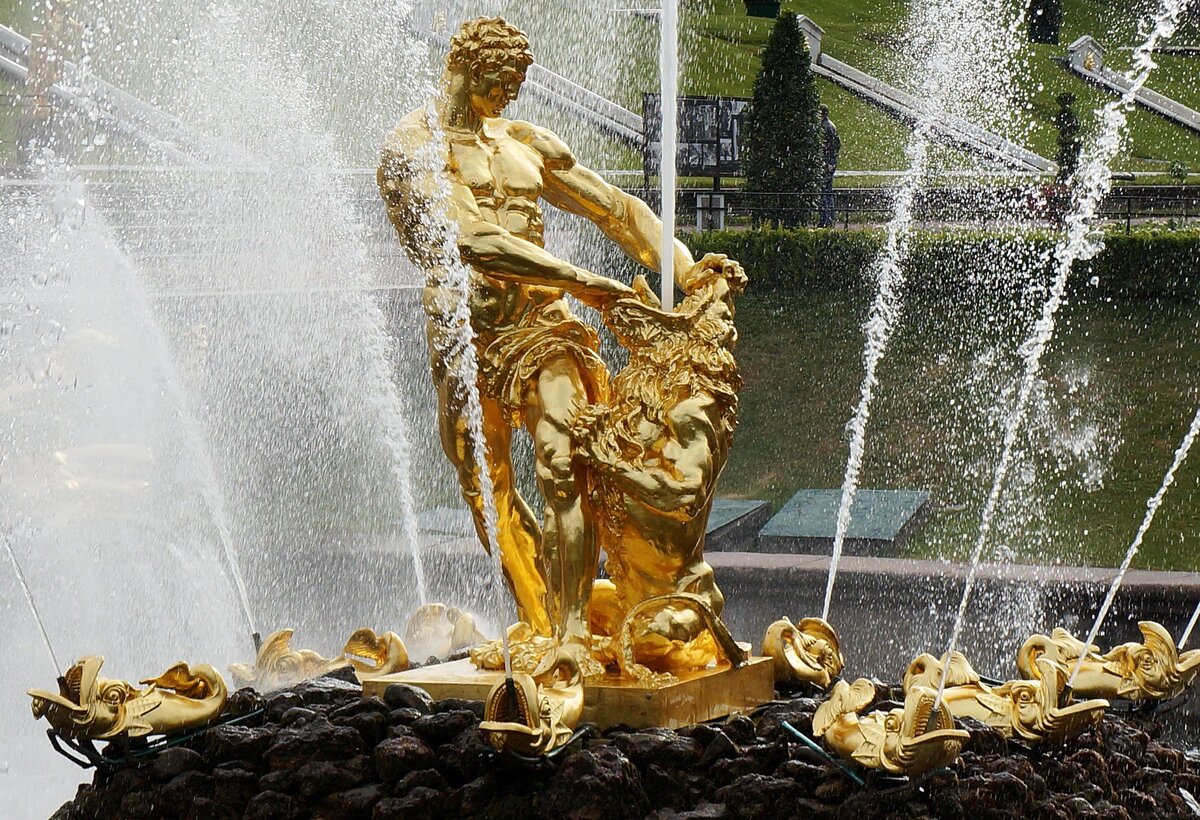 Симон раздеращий пасть лв. Статуя самсона в петергофе. Фонтан разрывающий пасть. Фонтан разрывающий пасть. Статуя самсона в петергофе.