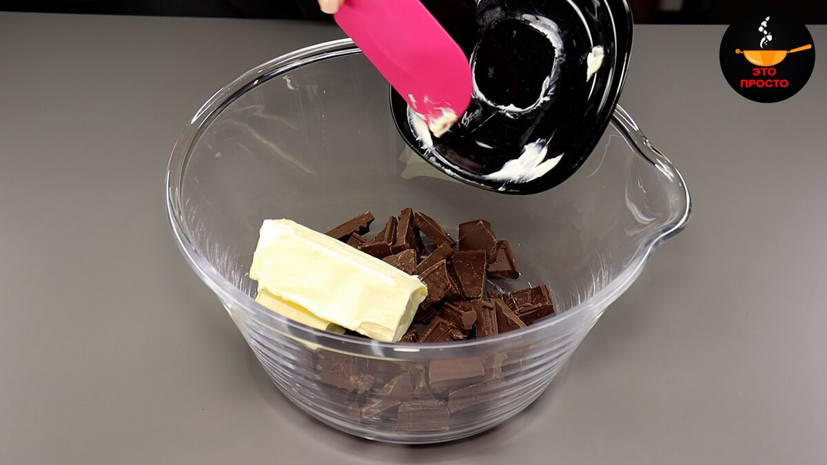 Фото можно листать влево