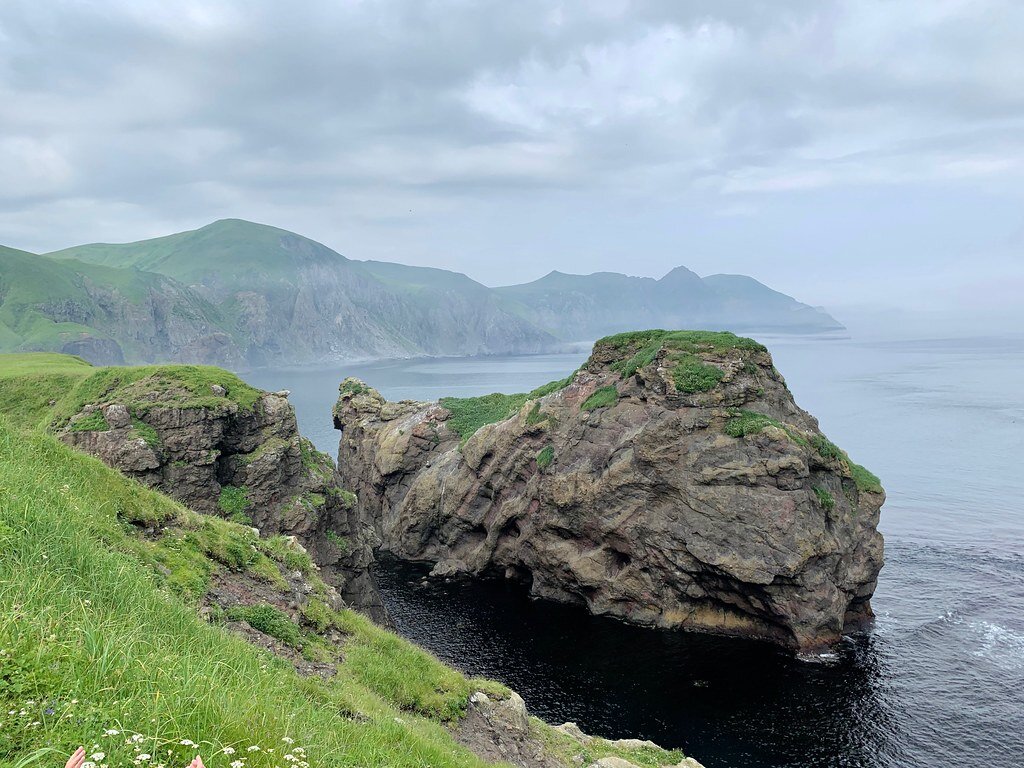 Бухта безымянная шикотан. Остров шикотан. Остров шикотан курильские острова. Остров шикотан мыс край света. Остров шикотан курильские острова.