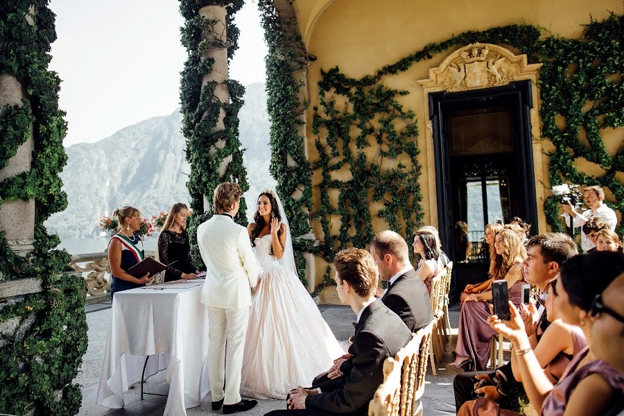 Итальянская свадьба фото Bridal entrance, looking over Cortona and Tuscan hills. White Chiavari chairs Tu