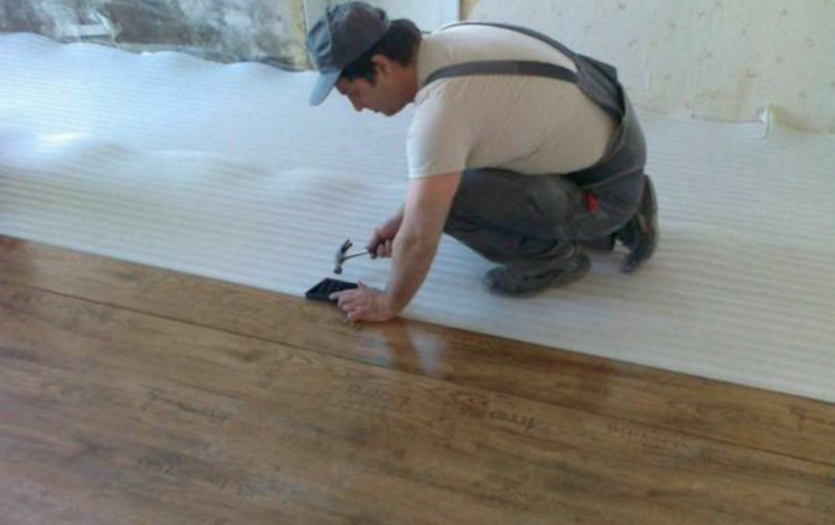 Не стесняйтесь посмотреть, как трудится отделочник, новичка несложно определить по неуверенным действиям.