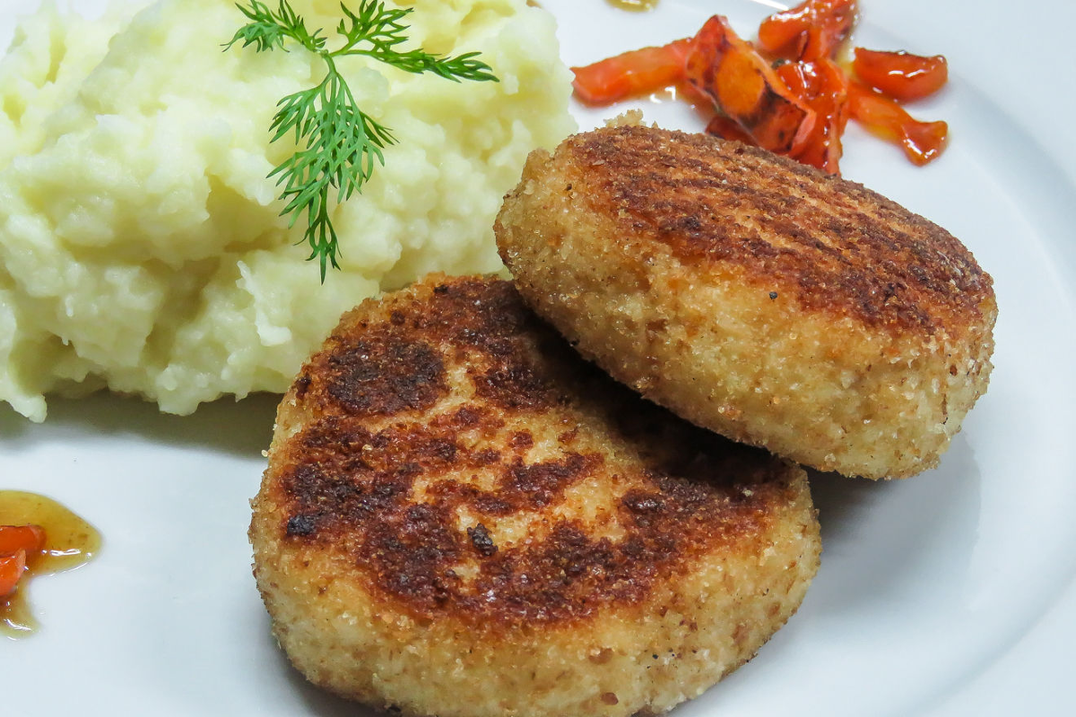 рубленные рыбные котлеты из минтая. котлеты из горбуши. котлеты рыбные кето. биточки куриные. гарнир к рыбным котлетам.