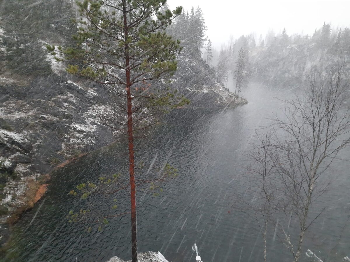 Мокрый снег в мраморном карьере Рускеала, Карелия