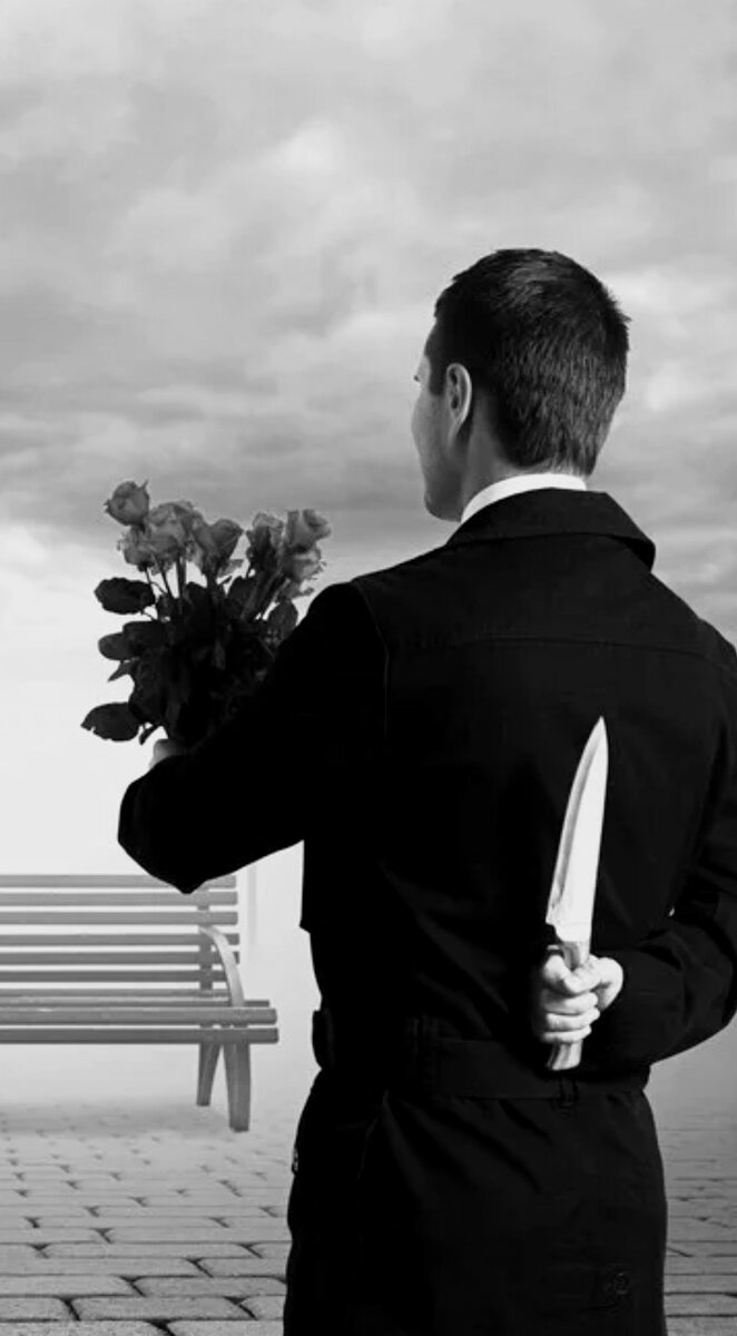 Оставляем за спиной. Мужчина с цветами. Мужчина с ножом за спиной. Нож за спиной.