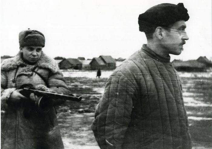 Красноармеец конвоирует одного из изменников Родины