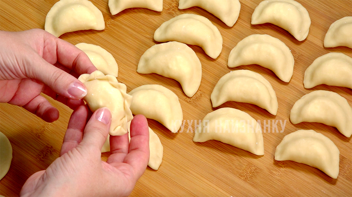 Вареники необычной формы. Кухня наизнанку пельмени. Кухня наизнанку пельмени. Что приготовить из пельменного теста кроме пельменей и вареников. Пельмени легкие салатовая упаковка.