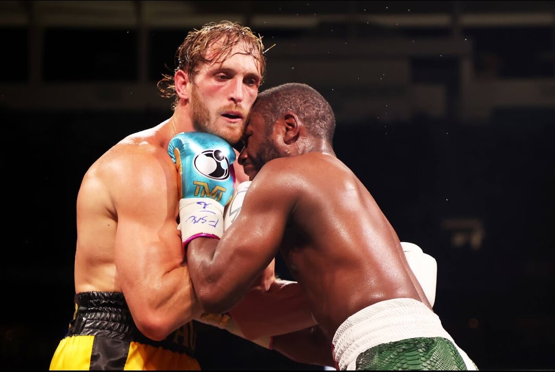 Логан Поул и Флойд Мэйуэзер в клинче