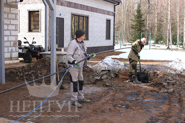 Монтаж кессона и насосного оборудования. Наглядно видно следы техники не глубокие