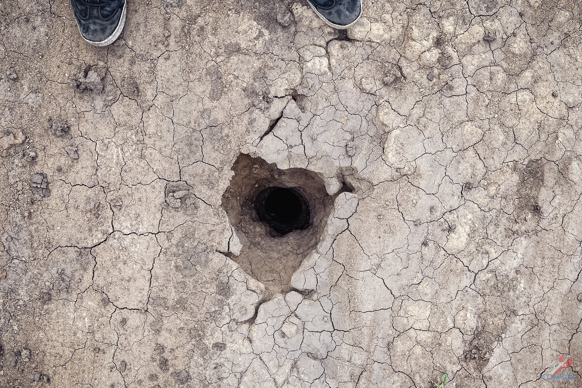 Отверстия в земле. 