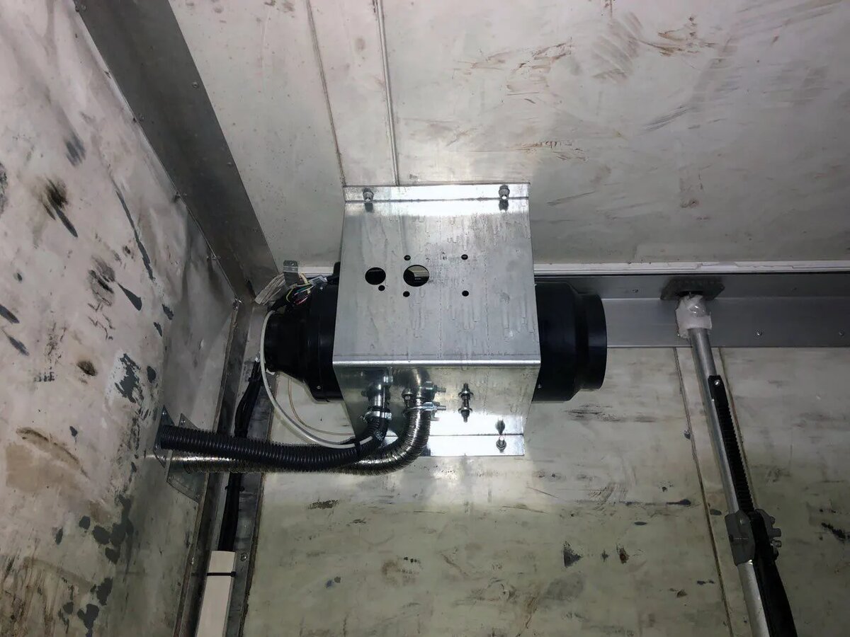 В процессе установки внутри изотермического фургона смонтирован кронштейн крепления отопителя и сам автономный отопитель; 