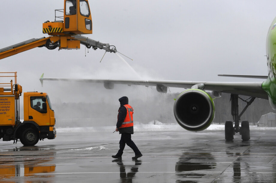 В авиакомпании S7 Airlines заявили, что не исключают вероятности, что противообледенительная обработка была проведена с нарушениями. Фото: Кирилл Каллиников/РИА Новости