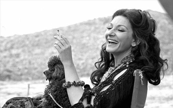 Мария Каллас. После отношений с Онассисом оперная карьера Калласа стала постепенно заканчиваться, а Онассис увлекся другой женщиной, имя которой должно было принести ему престиж - одна из тех вещей, которые нельзя купить за деньги. 