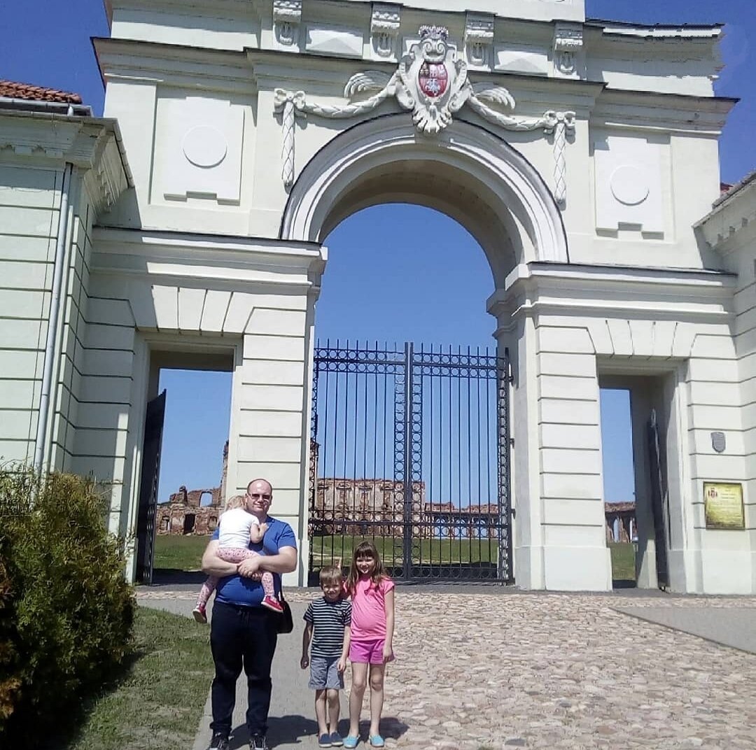 Въездные ворота уже отреставрированы. Смотрится очень прилично.