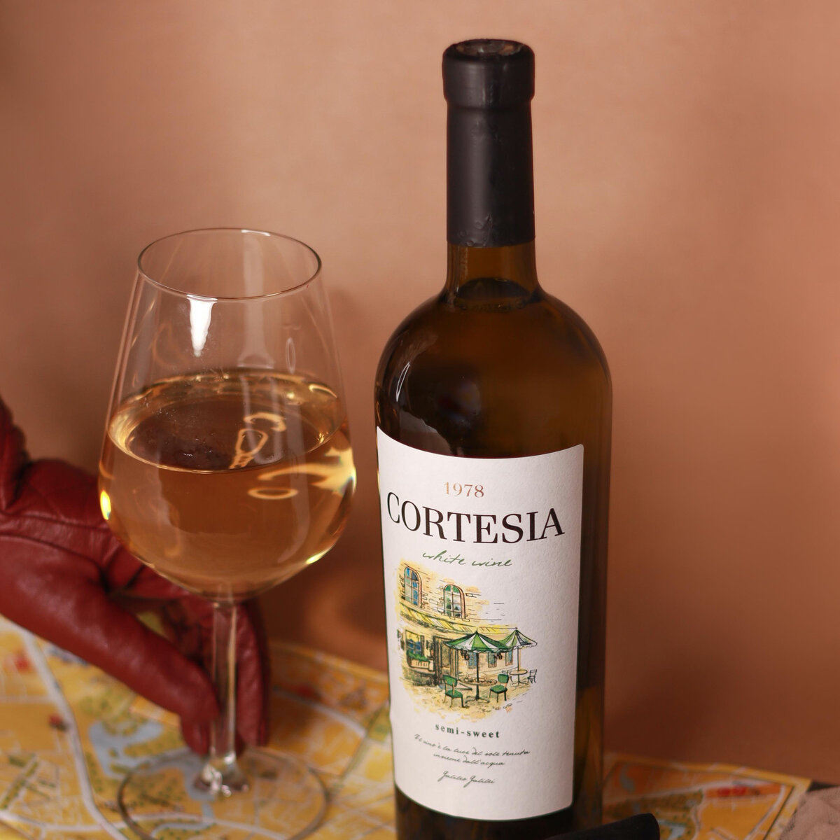 Белое тихое «Cortesia» от Минского завода игристых вин