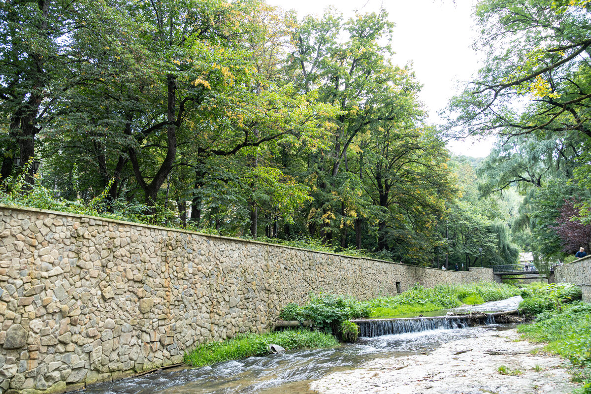 1. Река Ольховка чуть выше памятника А.С. Пушкину.