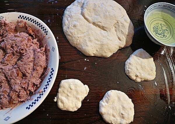 Постные пирожки с фасолью, жареные на сковороде