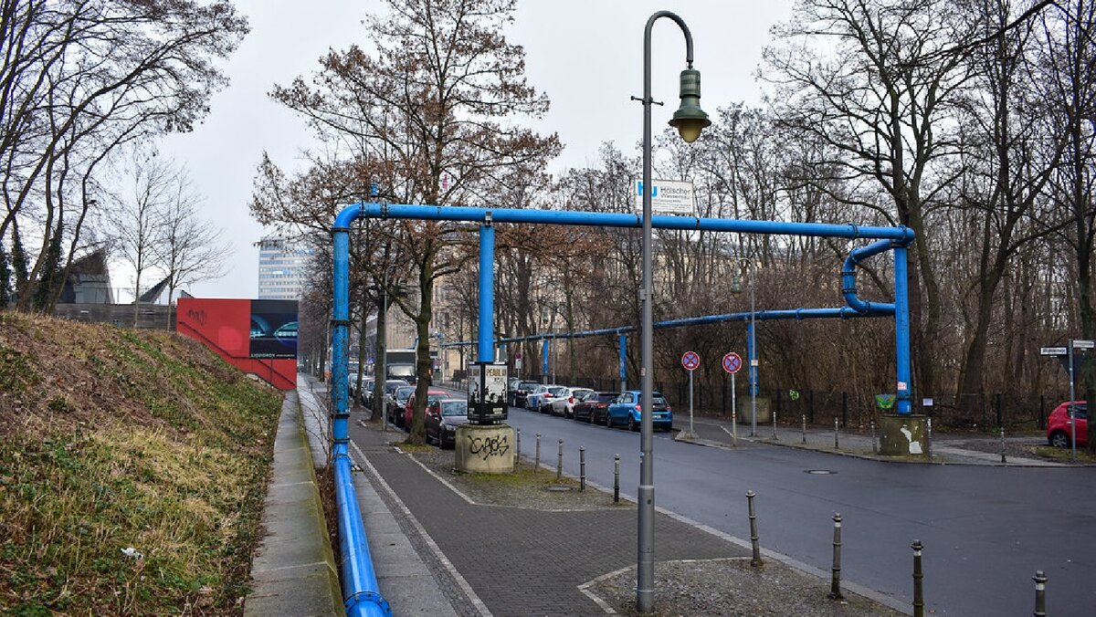 Столица ФРГ стоит на болотах, само название города так и переводится: «болотистая местность». Грунтовые воды здесь расположены очень высоко, и во время строительства приходится откачивать их — для этого и нужны трубы.