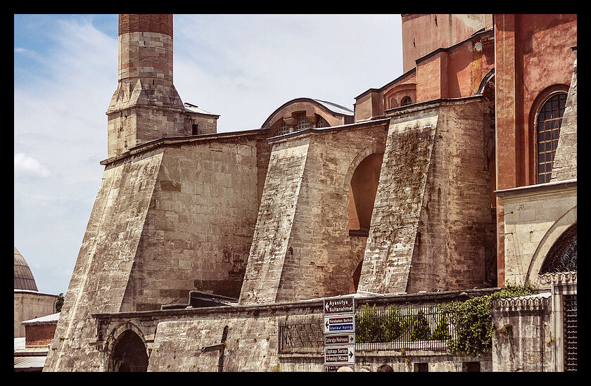 За брутальным названием "Контрфорс" кроется не менее крутая сущность. "Контрфорс" - это своеобразный выступ или пристройка, активно применяемый в архитектуре.  Эти монументальные глыбы не только делают внешний вид здания более внушительным, но и усиливают несущие стены, делая здания устойчивее.