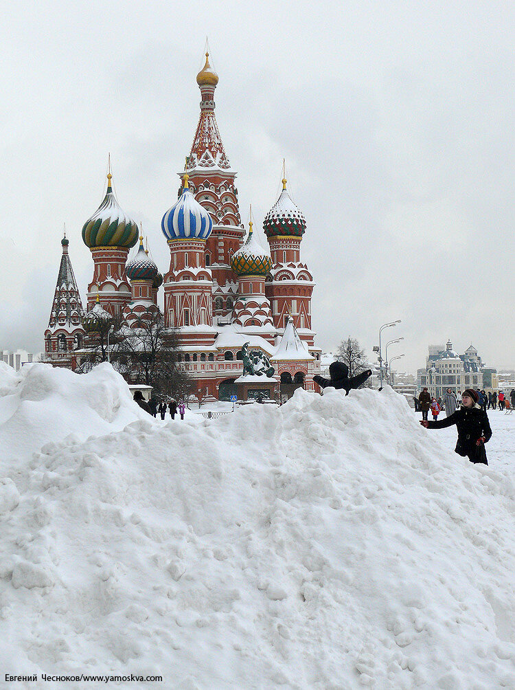 Moscow snow. Храм Василия Блаженного зима. Храм Василия Блаженного Москва зимой. Собор Василия Блаженного в снегу. Храм Василия Блаженного в снегопад.