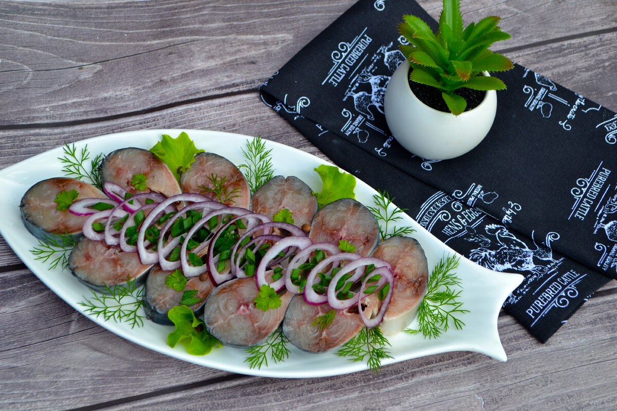 Скумбрия (сельдь) пряного посола с растительным маслом. Солим рыбу в ...