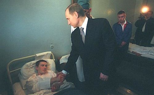 И.о. Президента РФ В.Путин посетил 22 февраля 2000 года Волгоградский военный гарнизонный госпиталь