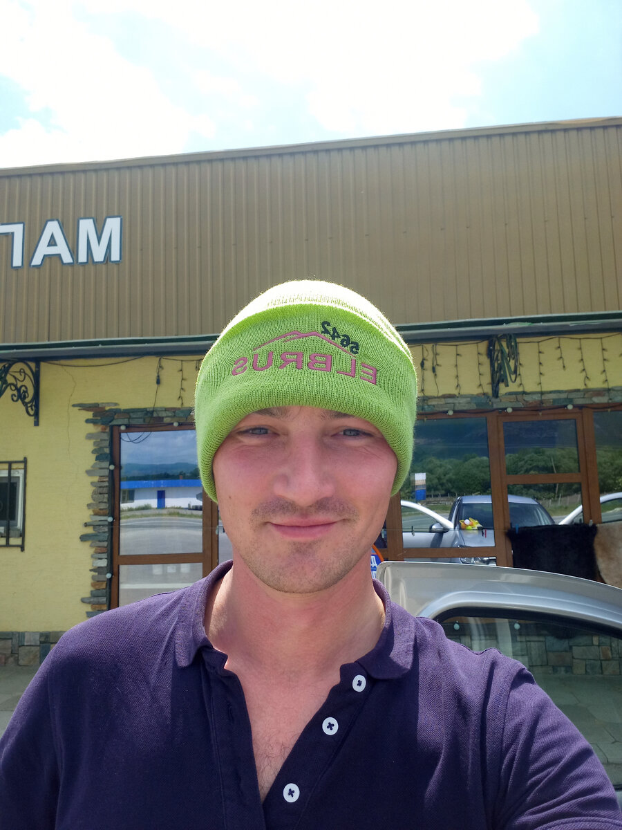 Счастливый дегустатор в новой шапке