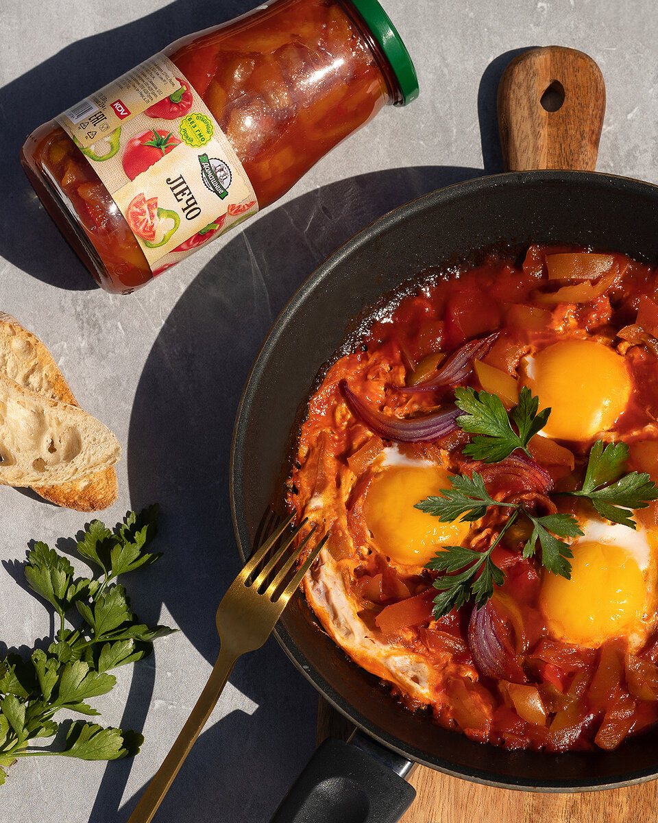 Давайте приготовим шакшуку вместе! Мы значительно упростили её рецепт и получилось так же вкусно, как у еврейской мамы.