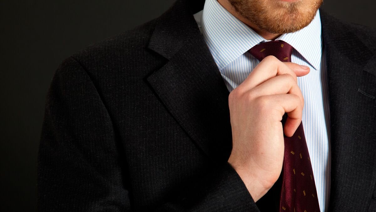    Мужчина в костюме© Fotolia / Minerva Studio