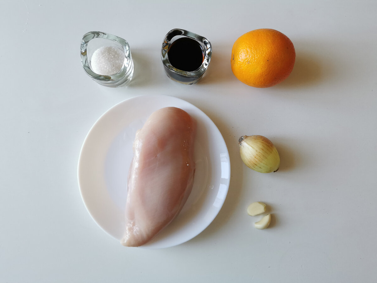 Ингредиенты: куриное филе 300 гр, апельсин 1 шт, соевый соус 30 мл, сахар 10 гр, лук 50 гр, чеснок 2-3 зуб