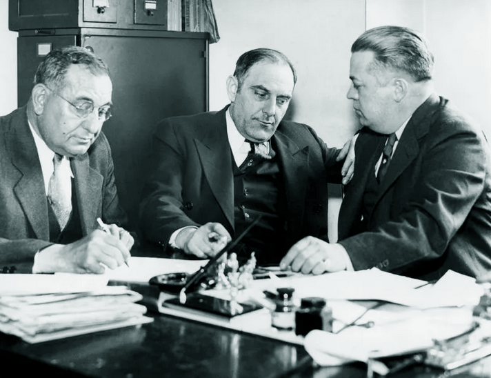 Сложно поверить, но афера по продаже Эйфелевой башни - это исторический факт. Удалось это сделать в начале XX века аферисту по имени Виктор Люстиг. По национальности Люстиг был чехом.-2