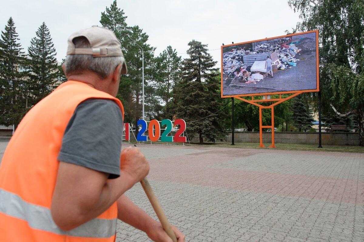 Мимо контейнера: в Рудном появился «экран позора» | ORDA | Дзен