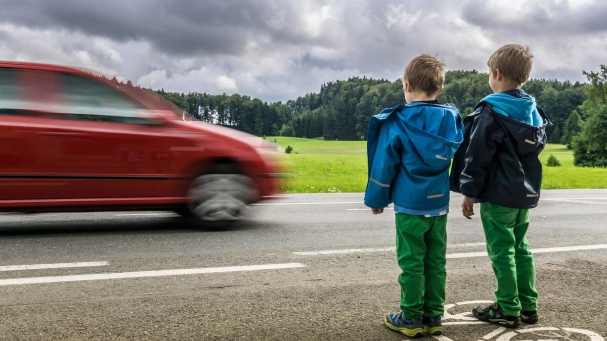 Ребенок выбежал на дорогу. Безопасность на дороге. Безопасность на дороге для детей. Дети на дороге. Мальчик на дороге.
