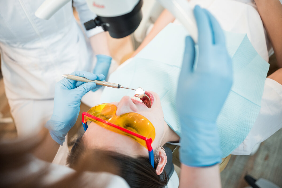 Принято думать, что зубы стираются из-за бруксизма – ночного скрежета. На самом деле зубы страдают от неправильной нагрузки, а скрежет лишь усугубляет картину.