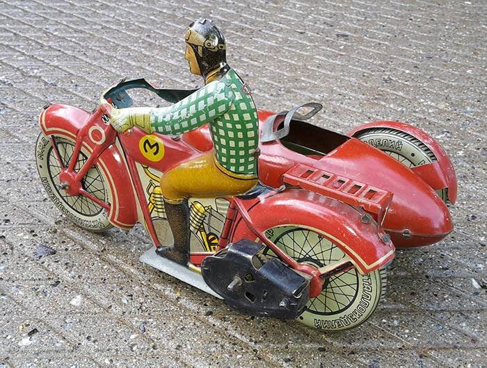 Игрушечный мотоциклист производства Ленинградского Завода Металлоизделий (ЛЗМ) из коллекции Веломузея Андрея Мятиева. Ранний тип мотоциклиста в коляской выпускался с конца 1930-х до середины 1950-х годов. Данный экземпляр изготовлен во второй половине 1940-х.