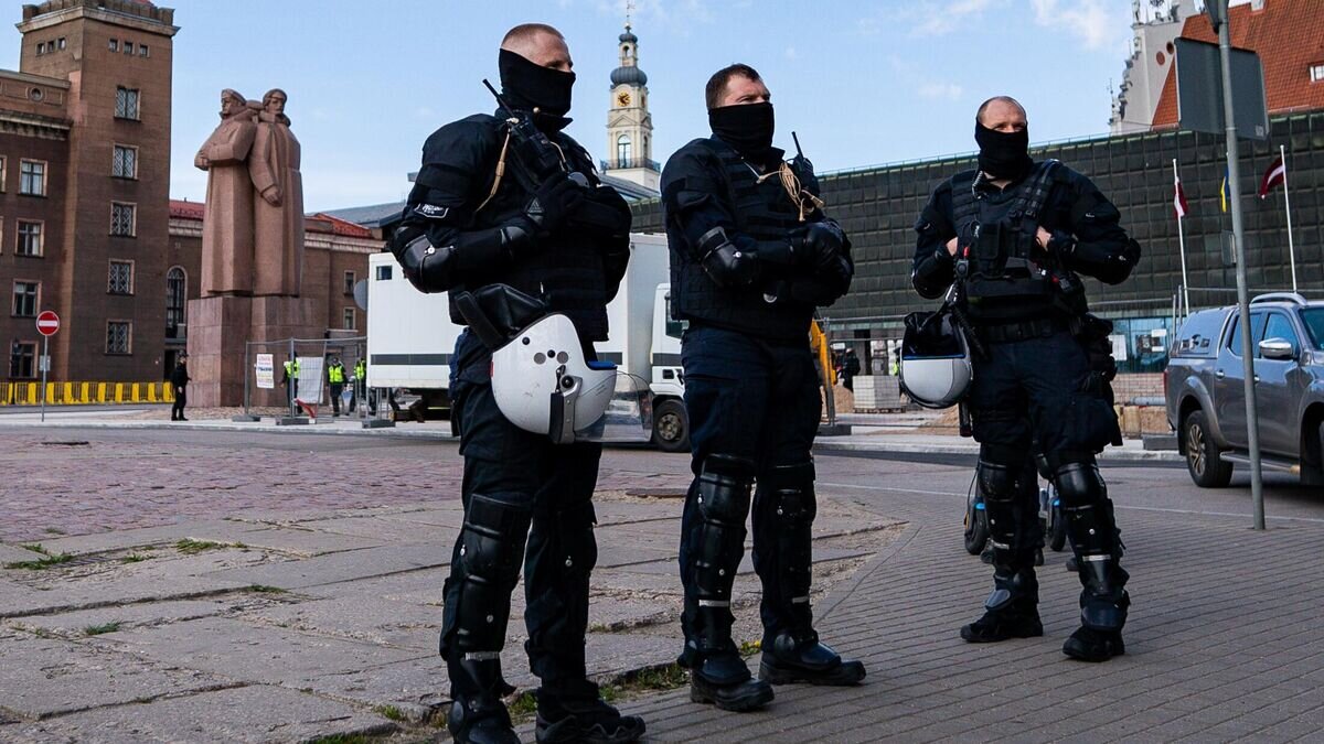    Сотрудники полиции стоят в оцеплении на несанкционированном митинге против сноса памятника советским воинам-освободителям Советской Латвии от немецко-фашистских захватчиков в Риге© РИА Новости / Стрингер