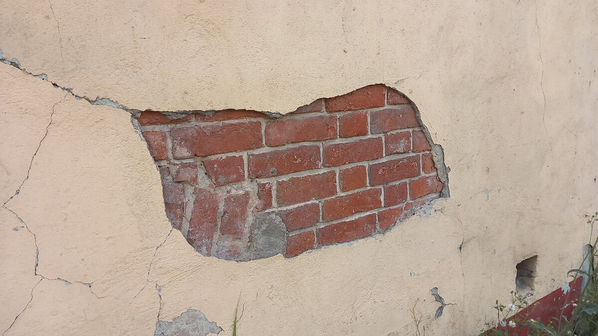 Дом оштукатурен и в единственном месте, где виден кирпич, клейма нет. Т.к статья 2016г, возможно, дом раньше был чисто кирпичный и клейма имеются, но теперь под штукатуркой. А может автор адрес указал приблизительно.