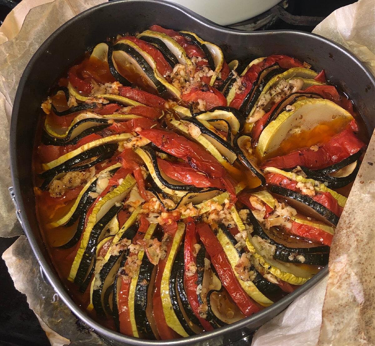 Фольгой или пекарской бумагой стоит накрыть блюдо для лучшего пропекания. Так, сверху овощи не подгорят. А пергамент считается наиболее безопасным и экологичным материалом🌿