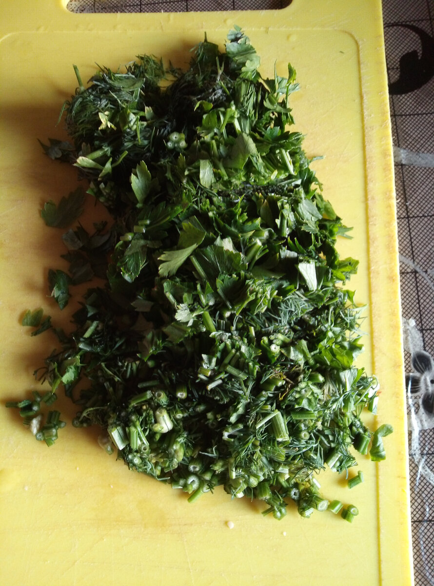 Режу огромный пучок зелени, какая есть и добавляю когда уже рис сварился. Всё время мешаю. 