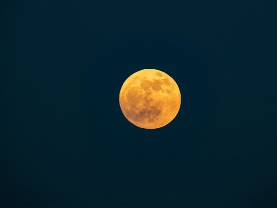 Большая оранжевая луна. Оранжевая Луна. Оранжевая полная Луна. Апельсиновая Луна. Оранжевая Луна 2023.
